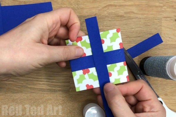 Christmas Gift Bookmark Corner Design. Make these Christmas Bookmark Corners from Gift Wrap for either Christmas Gifts or Birthday Gifts. So cute! #kawaii #gift #bookmark #cornerbookmark