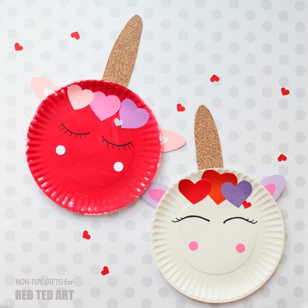 Easy Paper Plate Valentine's Unicorns for preschoolers. Quick and easy Valentine's Day Crafts for Preschool and toddlers. Cute Unicorn Craft for Valentines #Valentines #paperplates #preschool #unicorns