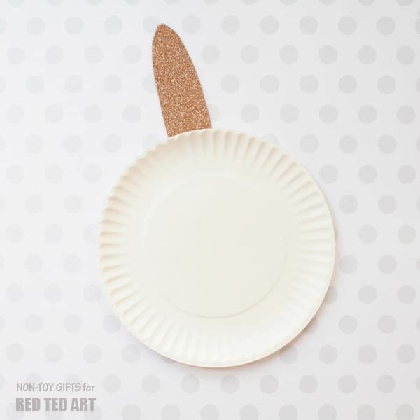 Easy Paper Plate Valentine's Unicorns for preschoolers. Quick and easy Valentine's Day Crafts for Preschool and toddlers. Cute Unicorn Craft for Valentines #Valentines #paperplates #preschool #unicorns