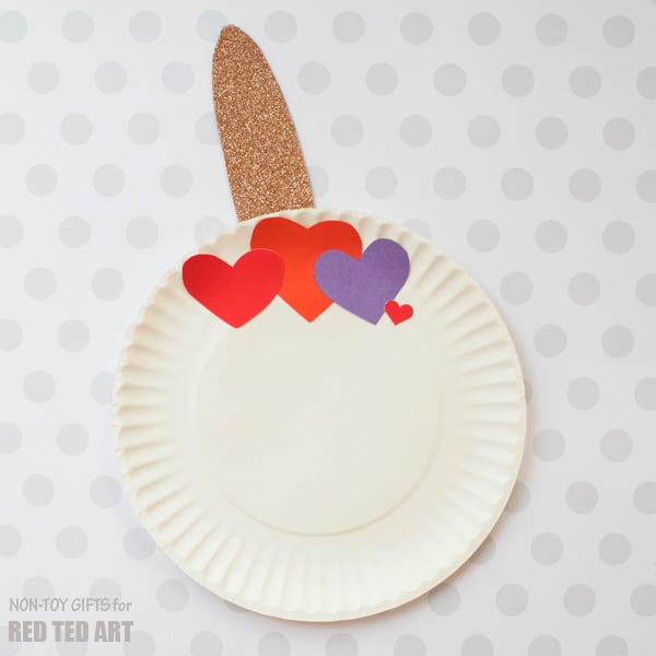 Easy Paper Plate Valentine's Unicorns for preschoolers. Quick and easy Valentine's Day Crafts for Preschool and toddlers. Cute Unicorn Craft for Valentines #Valentines #paperplates #preschool #unicorns