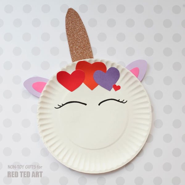 Easy Paper Plate Valentine's Unicorns for preschoolers. Quick and easy Valentine's Day Crafts for Preschool and toddlers. Cute Unicorn Craft for Valentines #Valentines #paperplates #preschool #unicorns