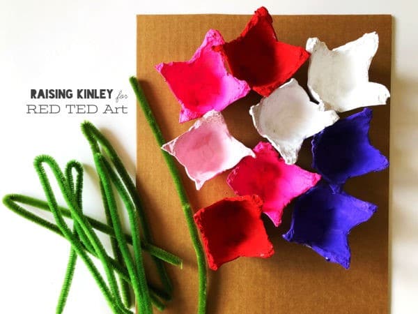Simple Egg Carton Flower Bouquet for Preschool. Make these step by step Egg Carton Flowers for Valentine's Day or Mother's Day. So cute. So simple! #valentines #mothersday #preschool #eggcartons #flowers
