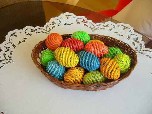 Eco & Thrifty, but still GORGEOUS. Fun ways to craft with Newspapers this Easter. Inexpensive craft ideas for Easter. Find Easter Crafts with Newspaper ideas. Great Easter inspiration for all ages. Love newspaper diy crafts and ideas!