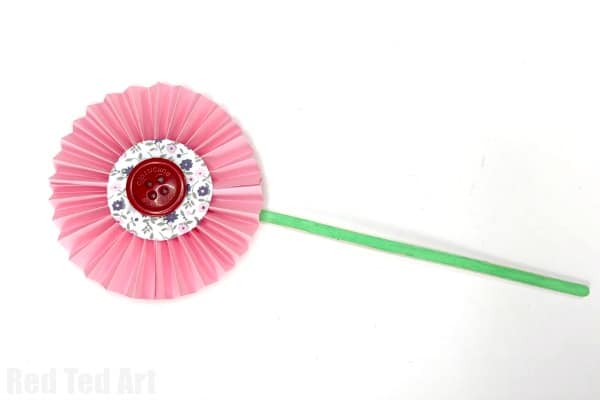 How to make paper flowers step by step instructions with pictures. Learn how to make easy accordion paper flowers for kids. Easy paper flowers for spring!