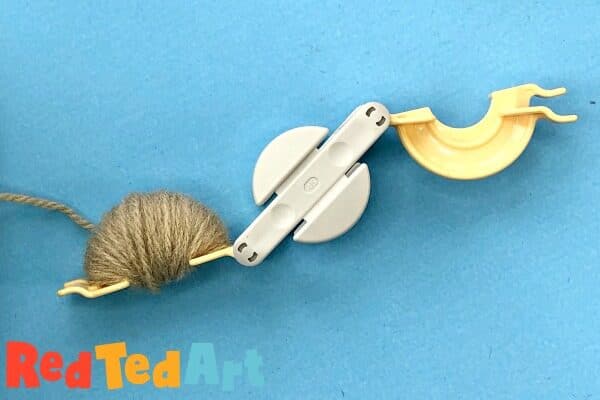 How to use a pom pom maker