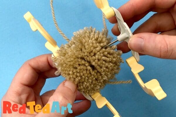 how to use a pom pom maker