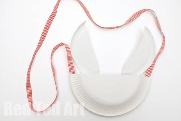 connect the two paper plates into a purse