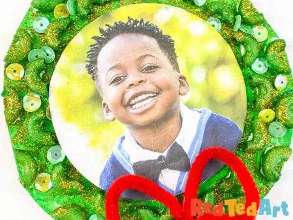 see how cute the photo wreath is