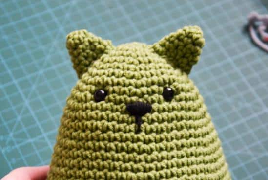 christmas tree cat crochet - facial features