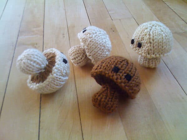 how to knit mini mushrooms - free amuseables projects for knitters