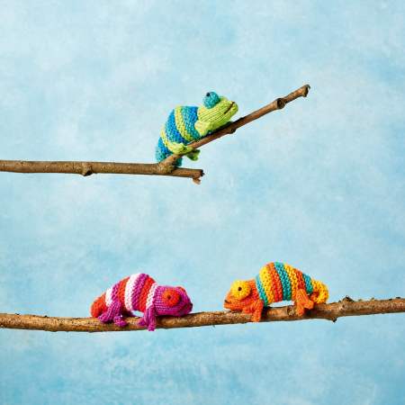 knit a colorful chameleon with this cute free knitting pattern