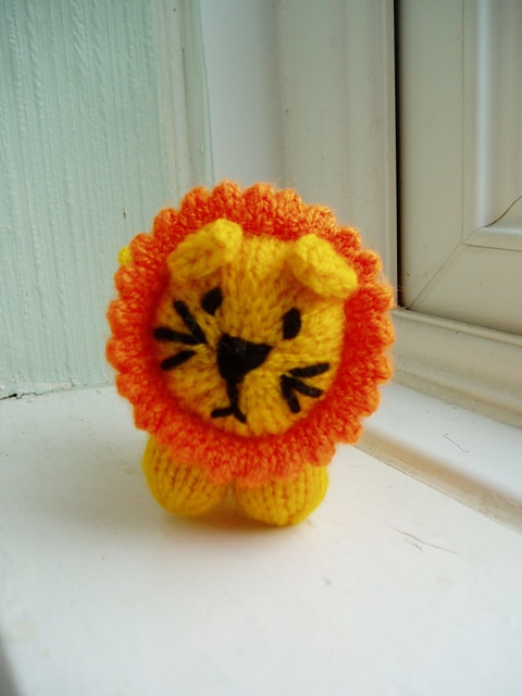 Cute little lion to knit